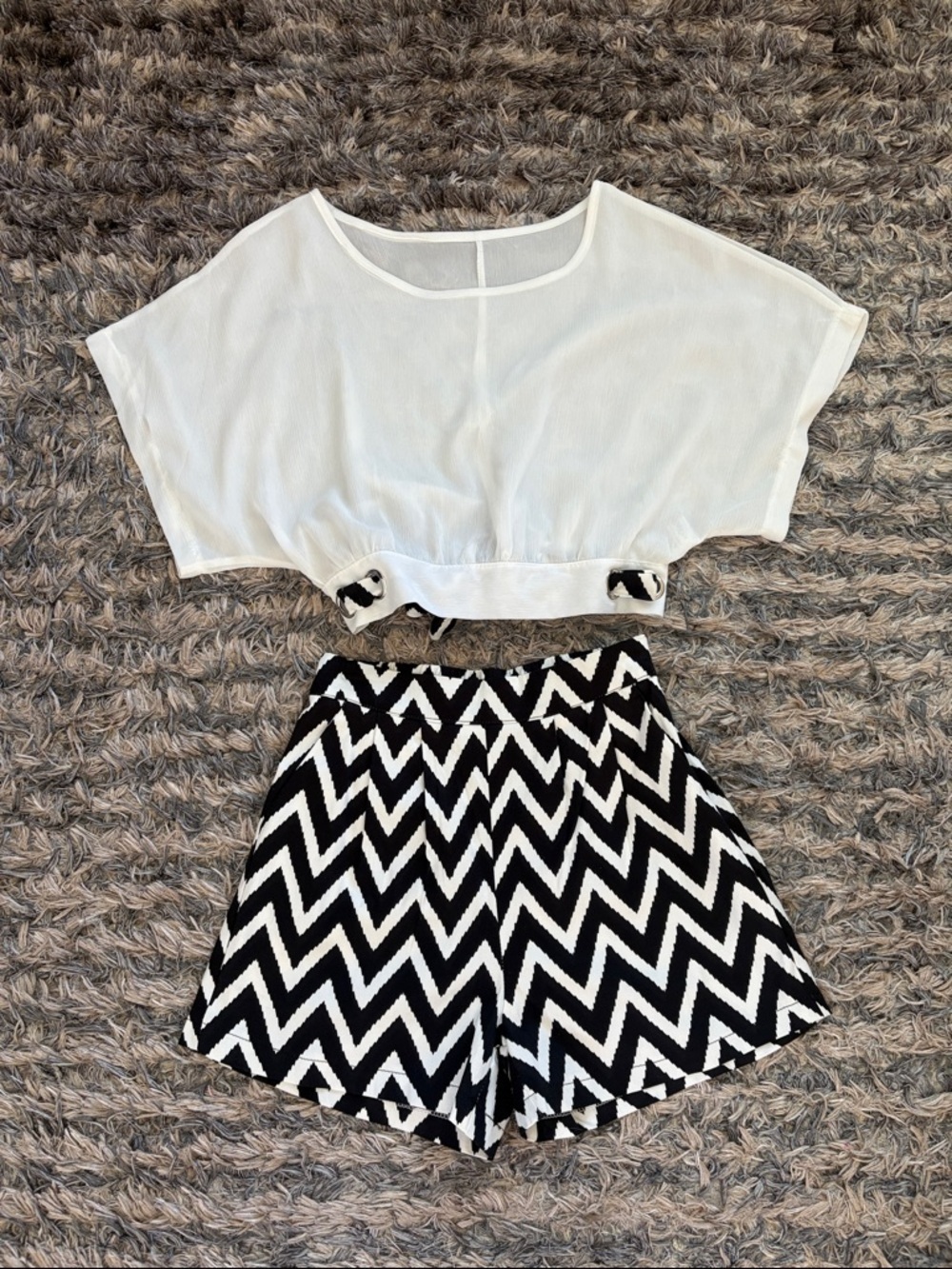 New! White Short-Sleeve Cropped Top with Black & White Chevron Shorts Size S